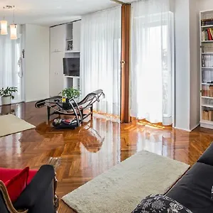 Milana - Cozy With Free Parking Split